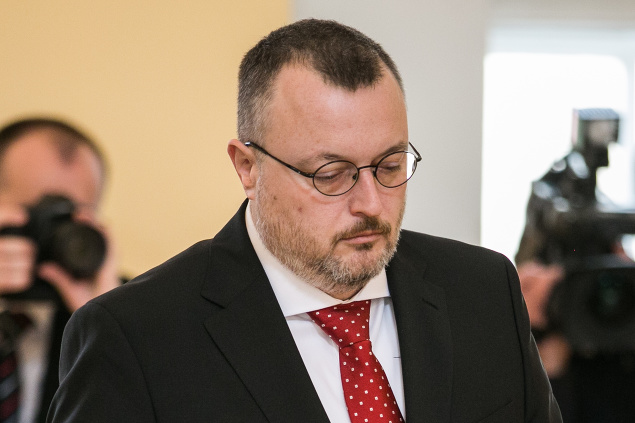 Milan Krajniak počas prevzatia osvedčenia o zvolení za poslanca Národnej rady SR 11. marca 2016.