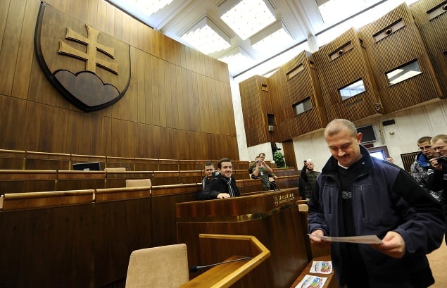 Na snímke Marián Kotleba v priestoroch parlamentu 17. novembra 2010.