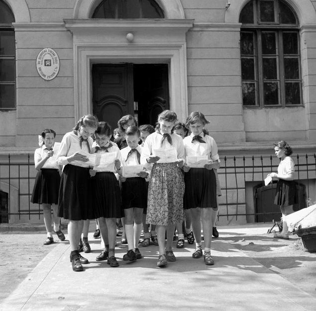 18. júna 1955, koniec školského roka v areáli osemročnej strednej školy s vyučovacím jazykom maďarským v Bratislave. Mládež s vysvedčením v rukách opustila brány škôl.