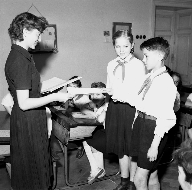 18. júna 1955, koniec školského roka v jednej z tried osemročnej strednej školy s vyučovacím jazykom maďarským v Bratislave.