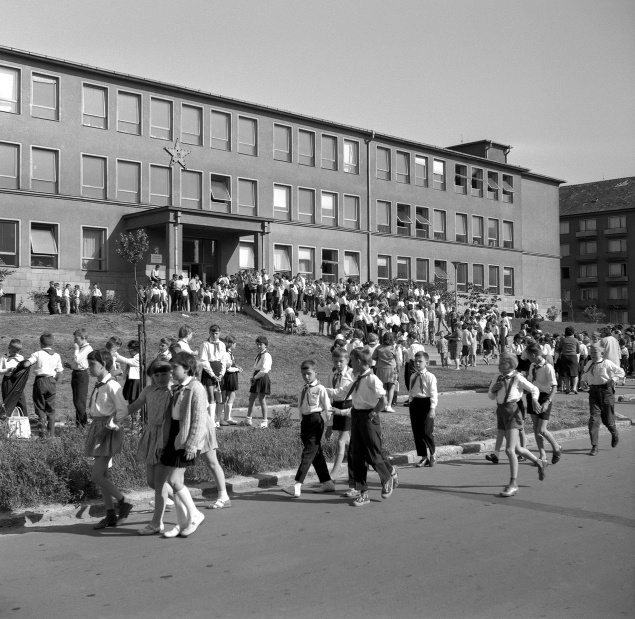 30. júna 1965, koniec školského roka. Na snímke pohľad na stovky žiakov zo Základnej deväťročnej školy na Sibírskej ulici v Bratislave, ktorí odchádzajú na prázdniny.