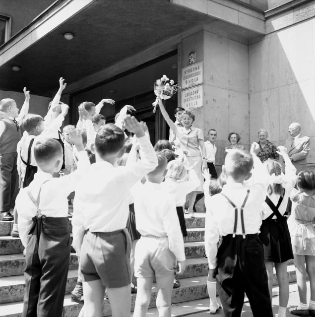 30. júna 1965, koniec školského roka v areáli Základnej deväťročnej školy na Sibírskej ulici v Bratislave.