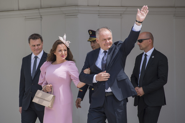 Bývalý prezident Kiska s manželkou odchádza pred inauguráciou z Prezidentského paláca