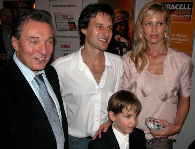 Karel Gott sa stretol na premiére muzikálu Traja muškieri v Prahe s Paľom Haberom a jeho rodinou v roku 2004.