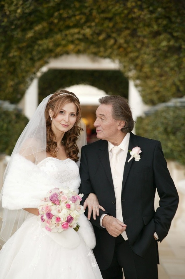 Český Zlatý slávik sa vo veku 68 rokov po prvý raz v živote oženil. Jeho vyvolenou sa 7. januára 2008 v americkom Las Vegas stala jeho dlhoročná priateľka, vtedy 31-ročná Ivana Macháčková.