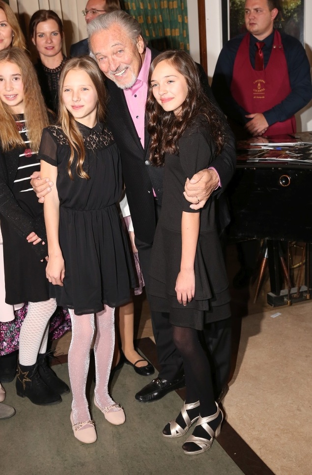 Karel Gott so svojimi dcérami Charlotte Ellou a Nelly Sofiou na premiére rozprávky Keď draka bolí hlava v pražskom kine v roku 2018.