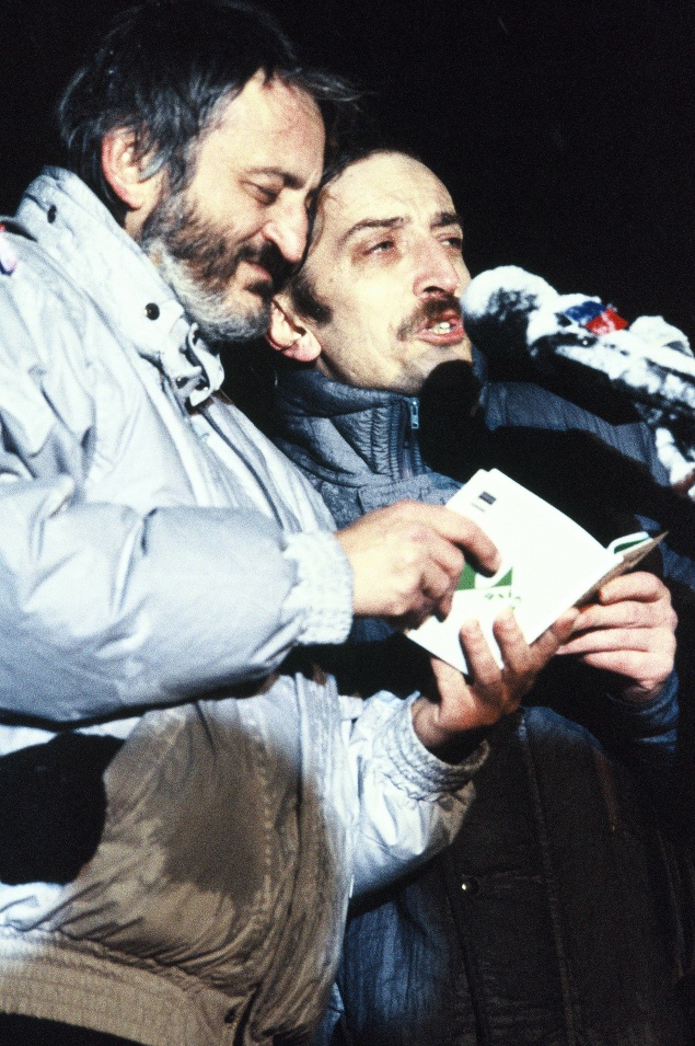 Herci Milan Lasica (vľavo) a Jaroslav Filip spievajú na demonštrácii v Bratislave 26. novembra 1989 na Námestí SNP v Bratislave.