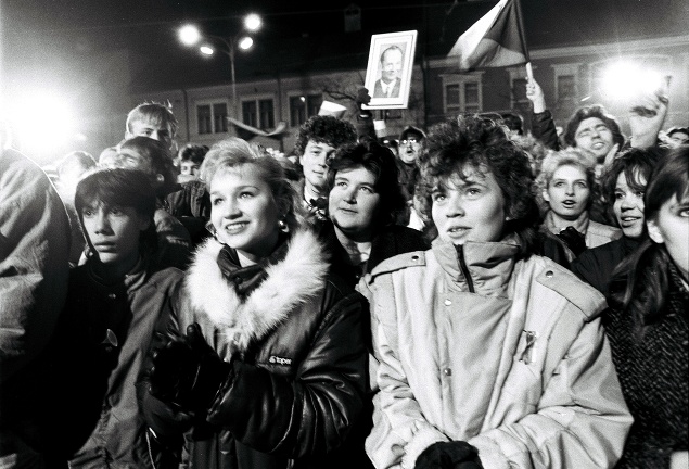 Na manifestácii v Košiciach 1. decembra 1989, ktorú zvolalo Občianske fórum (OF), sa zišlo na Leninovej ulici niekoľko tisíc Košičanov.