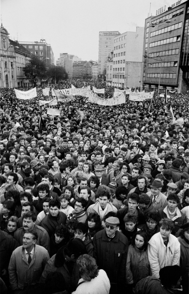 Manifestácia desaťtisícov Bratislavčanov na Námestí SNP v Bratislave 24. novembra 1989. 