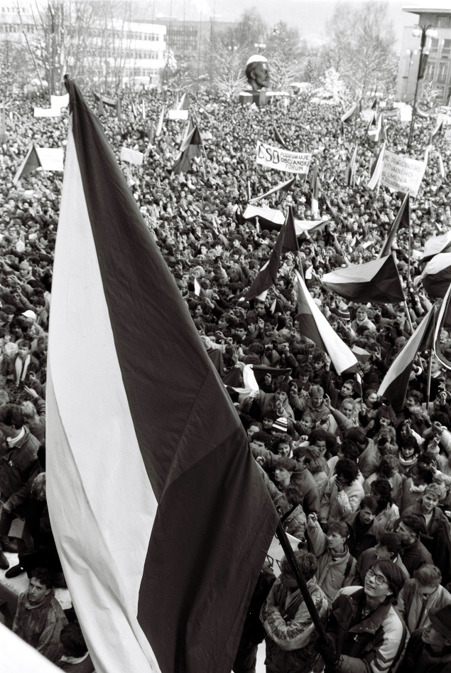 Tisíce študentov a pracujúcich sa 27. novembra 1989 zišli na zhromaždení, ktoré bolo súčasťou manifestačného štrajku na Námestí V. I. Lenina v Žiline.