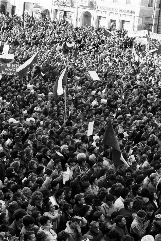 Desaťtisíce obyvateľov Banskej Bystrice a okolia vyjadrili 27.novembra 1989 na Námestí SNP v Banskej Bystrici svoju podporu generálnemu štrajku. 