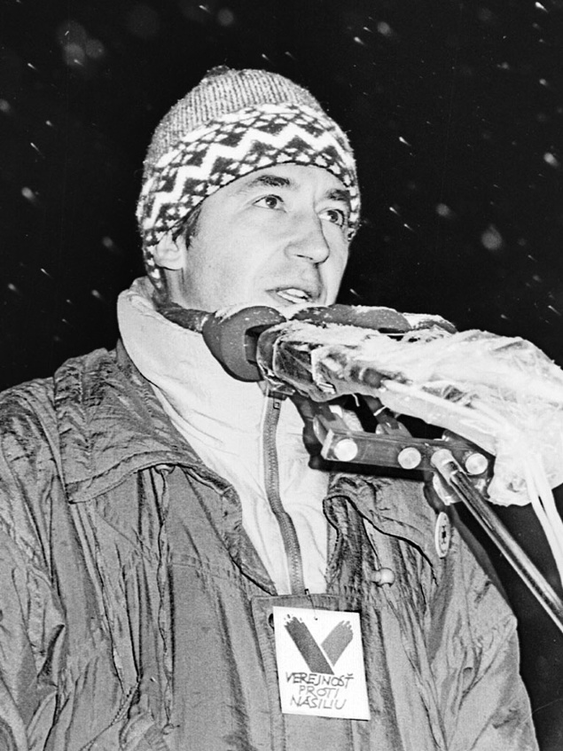 Ján Budaj sa prihovára k účastníkom manifestácie na Námestí SNP v Bratislave v novembri 1989.