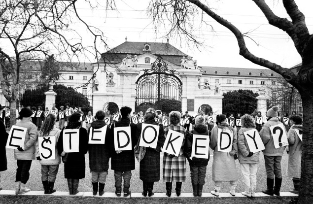 Reťaz študentov pred Úradom vlády SSR na Gottwaldovom námestí (dnešné Námestie slobody) v Bratislave 7. decembra 1989. Podujatie zorganizoval Celoslovenský koordinačný výbor vysokoškolákov.