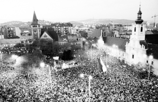 Pohľad na manifestáciu desaťtisícov Bratislavčanov 24. novembra 1989 na námestí SNP.