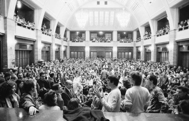Študenti bratislavských vysokých škôl sa 21. novembra 1989 zišli v aule Univerzity Komenského a v priestoroch pred budovou na zhromaždení. Vyjadrili na ňom jednoznačnú podporu hnutiu pražských vysokoškolákov. 