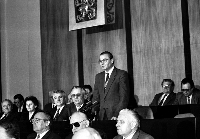 Mimoriadna schôdza SNR, 30. novembra 1989, Bratislava. Na snímke novozvolený predseda SNR Rudolf Schuster pri vystúpení.