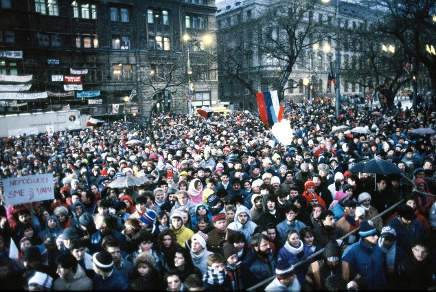 Zhromaždenie občanov v Bratislave 9. decembra 1989 na Námestí SNP. Zhromaždenie pripravil Koordinačný výbor občianskej iniciatívy Verejnosť proti násiliu.