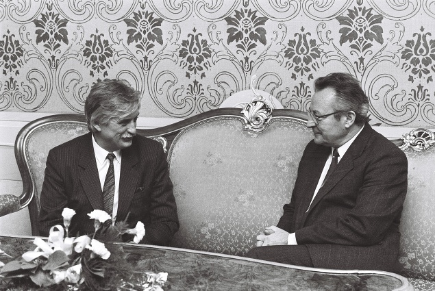 Prvý ponovembrový predseda vlády Slovenskej socialistickej republiky Milan Čič prijal 18. decembra 1989 v Bratislave ministra zahraničných veci ČSSR Jiřího Dienstbiera (vľavo).