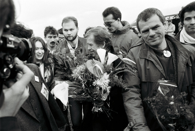 Václav Havel priletel 20. decembra 1989 do Košíc. Na snímke privítanie V. Havla (uprostred) na letisku v Košiciach, vpravo je Milan Kňažko. 