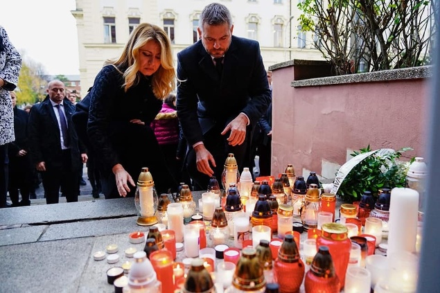 Za obete zapálila sviečku aj prezidentka Zuzana Čaputová.
