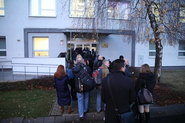 Celý proces je ostro sledovaný nielen slovenskými, ale aj zahraničnými médiami. Na zábere novinári pred budovou súdu v Pezinku.