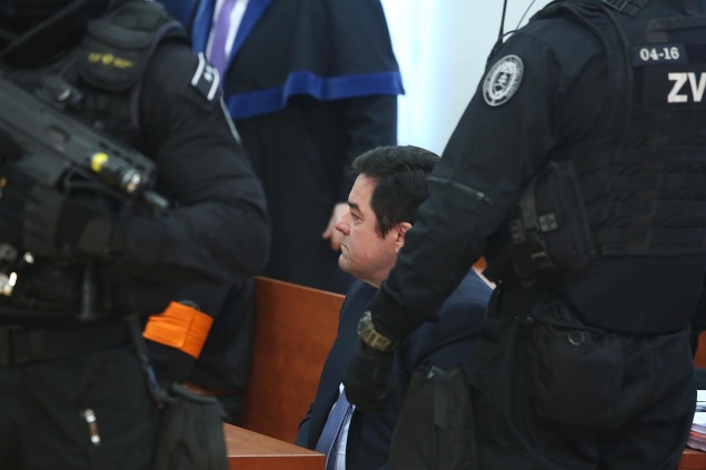 Marian Kočner obkolesený kukláčmi počas procesu