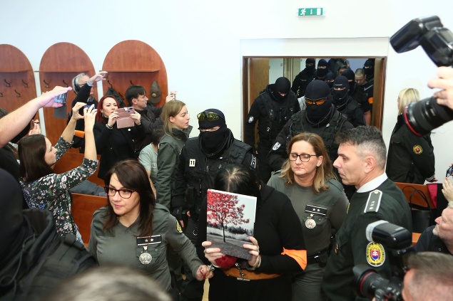 Alena Zsuzsová si ako jediná z obvinených zakrývala tvár