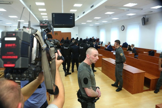 Príchod obvineného Mariana Kočnera prebehol za asistencie justičnej stráže