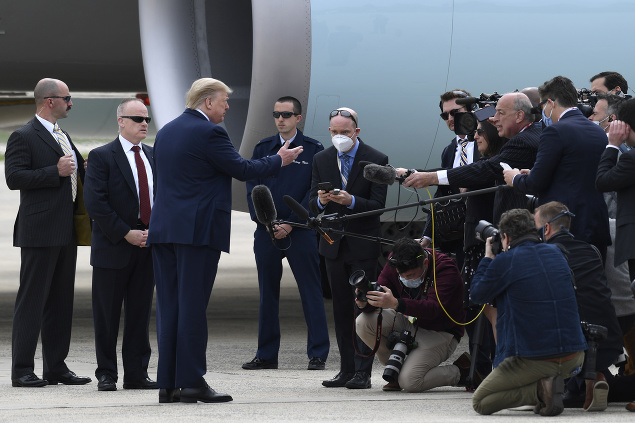 Donald Trump pred novinármi, samozrejme, bez rúška.