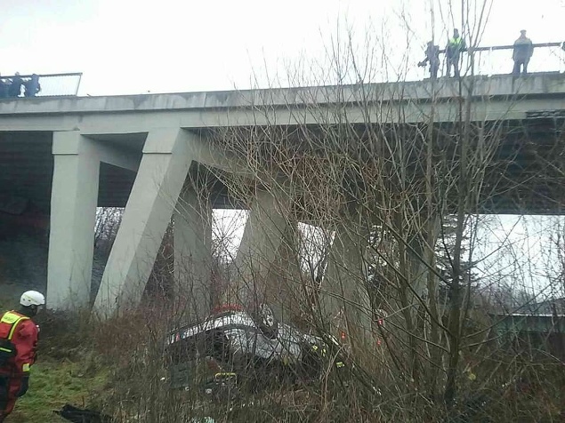 December 2019: Vozidlo, v ktorom sedeli aj dve deti, sa z mosta zrútilo aj koncom roka. Našťastie celá posádka prežila.