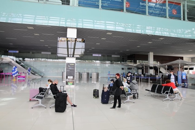 Na letisko v Bratislave sa po mesiacoch vrátili cestujúci.
