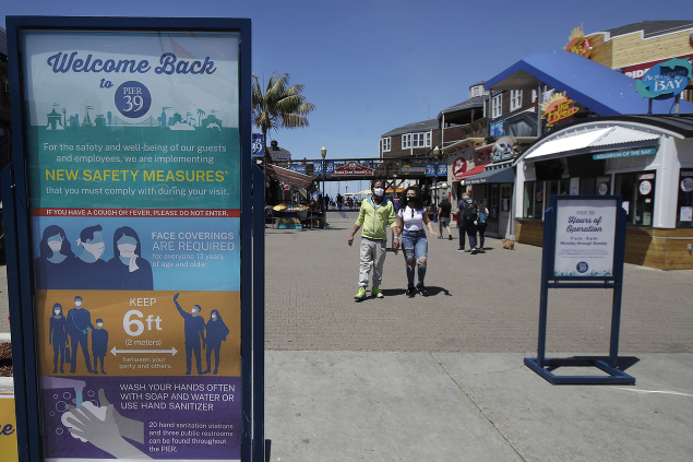 nformačná tabuľa, ktorá upozorňuje návštevníkov o povinnosti nosenia ochranného rúška, dezinfekcie rúk a dodržiavania sociálnej vzdialenosti v kalifornskom meste San Francisco.