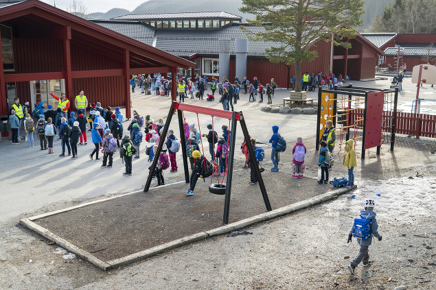 Nórsko v pondelok napriek obavám niektorých rodičov otvorilo základné školy pre najmladších žiakov.