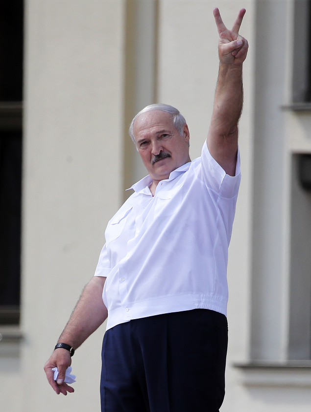 Lukašenko ukazuje znak mieru: Pozdrav však smeroval svojim stúpencom.