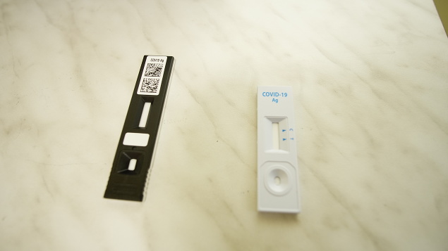 Antigénový test, ktorý použili v našom prípade v Alpha medical, funguje na princípe imunifluorescencie. Výsledok neodčítate okom, preukáže ho analyzátor. Test (vpravo), ktorým otestujú Slovákov, pripomína tehotenský test. Dve čiarky rovná sa pozitívny výsledok.