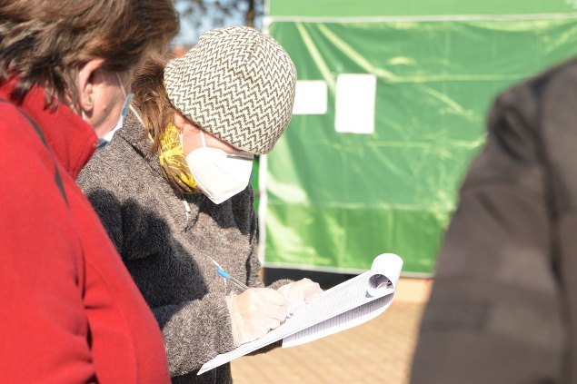 Na snímke starostka Kynceľovej Martina Kubišová (v strede) kontroluje zoznam ľudí zapísaných na testovanie.