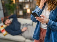 Správa sa inak než zvyčajne? TÝCHTO 5 znakov môže naznačovať NEVERU! Odborníčka varuje pred týmito signálmi