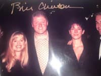 Bývalý americký prezident Bill Clinton a Ghislaine Maxwellová na zverejnených Epsteinových materiáloch.