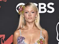 My tu mrzneme a ona? Slávna speváčka predviedla na pláži dokonalé telo v bikinách!