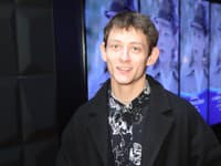 Známeho herca v rozprávke Čáry-máry nespoznáte: Dlhé vlasy mu fakt seknú! Prečo sa dal ostrihať?