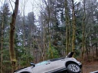 Dopravná nehoda osobného auta pri Lazoch pod Makytou v okrese Púchov.