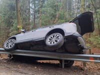 Dopravná nehoda osobného auta pri Lazoch pod Makytou v okrese Púchov.