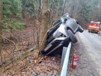 Dopravná nehoda osobného auta pri Lazoch pod Makytou v okrese Púchov.