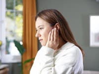 Neuveriteľné ODHALENIE! Koniec otravnému PÍSKANIU v ušiach? Prelomová terapia vedcov mení všetko