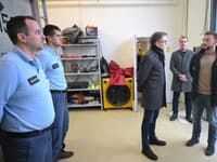 Na snímke druhý sprava minister vnútra SR Matúš Šutaj Eštok (Hlas-SD) na Štedrý deň 24. decembra 2025 navštívil službukonajúcich policajtov a hasičov vo Veľkých Kapušanoch.