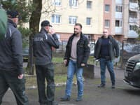 Na snímke druhý sprava minister vnútra SR Matúš Šutaj Eštok (Hlas-SD) na Štedrý deň 24. decembra 2025 navštívil službukonajúcich policajtov a hasičov vo Veľkých Kapušanoch.