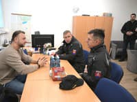 Na snímke vľavo minister vnútra SR Matúš Šutaj Eštok (Hlas-SD) na Štedrý deň 24. decembra 2025 navštívil službukonajúcich policajtov a hasičov vo Veľkých Kapušanoch.