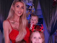 Lela Vémola s deťmi počas Vianoc