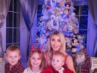 Lela Vémola s deťmi počas Vianoc