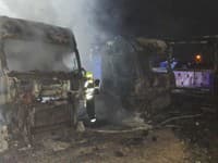 Úmyselný požiar štyroch nákladných vozidiel v Michalovciach.